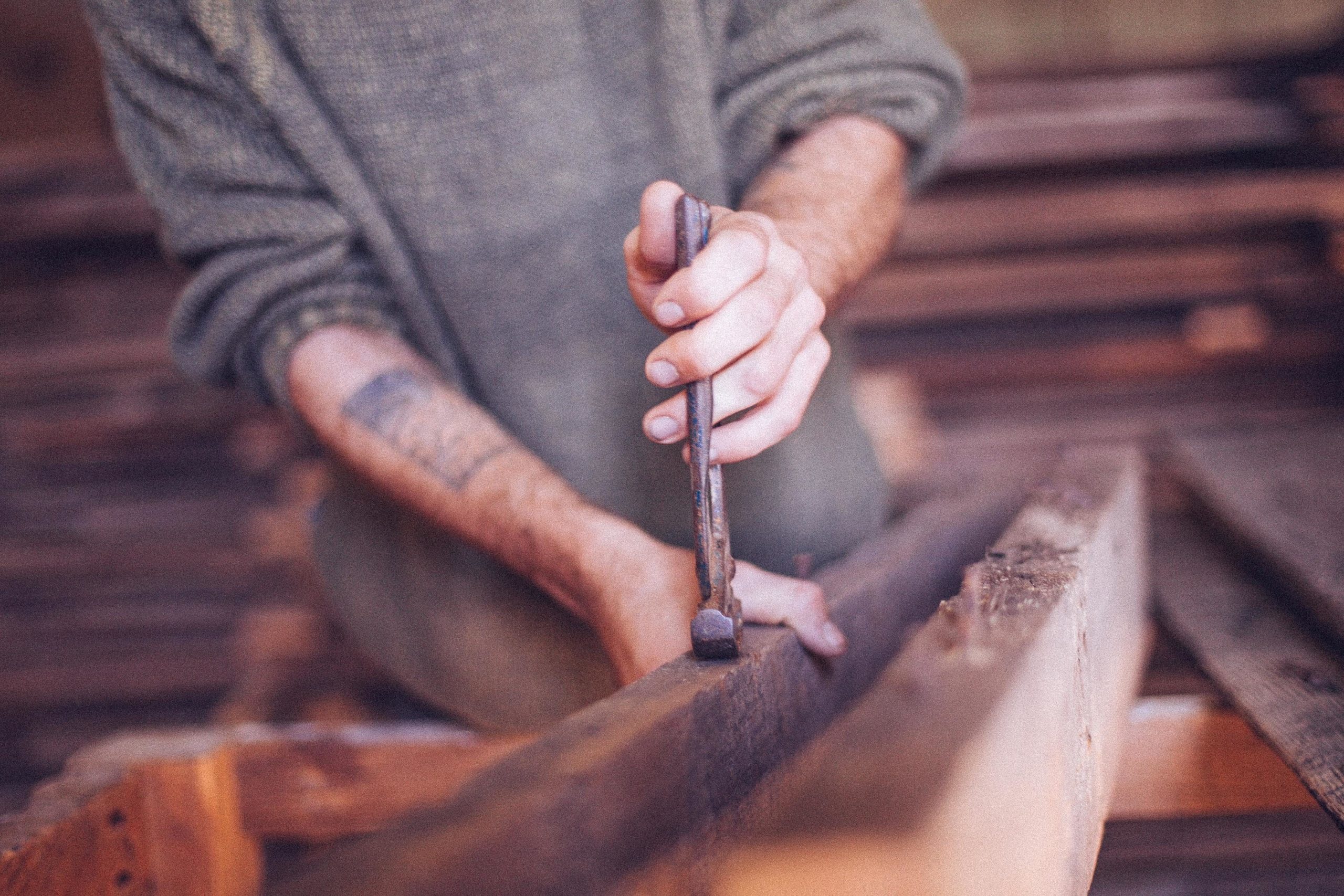 Artisan au travail — savoir-faire et fabrication